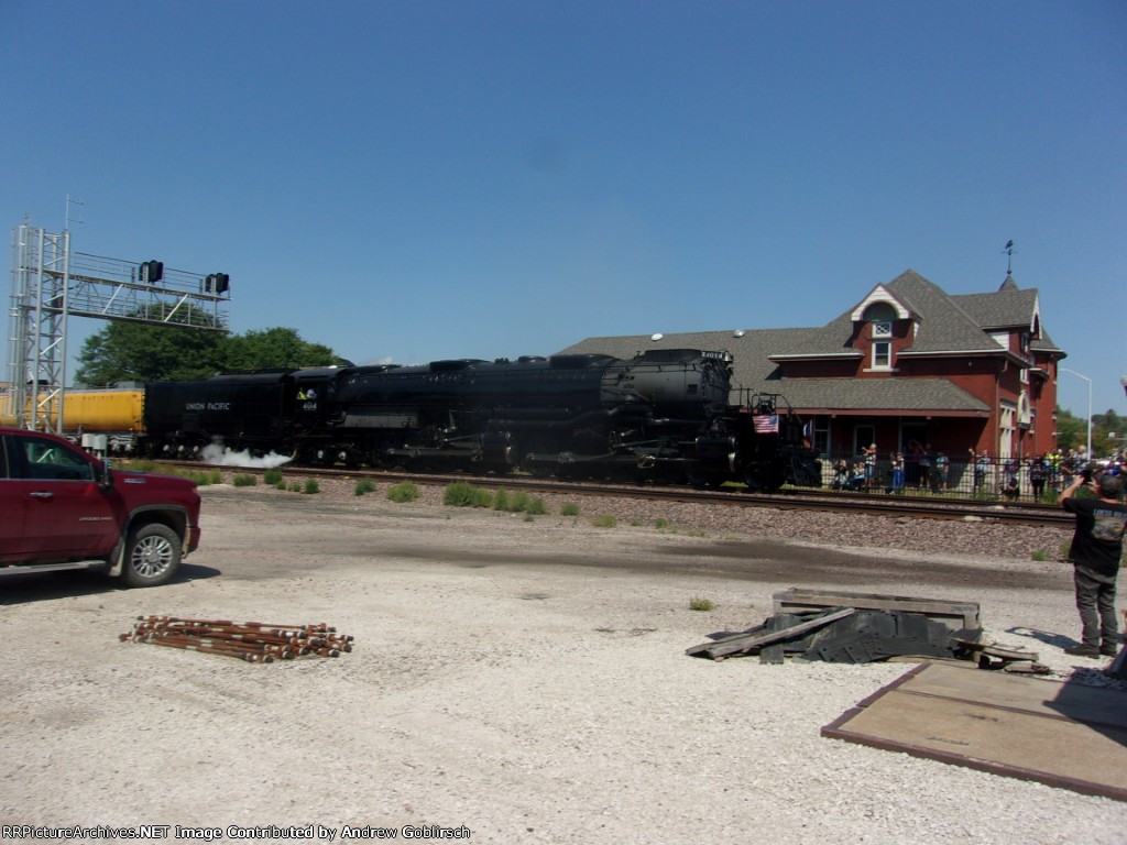 UP 4014 Comes to a Short Stop